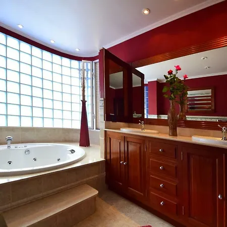 Alina - Con Piscina Privada Nyaraló *